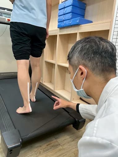 物理治療師觀察下肢步態與足踝動作